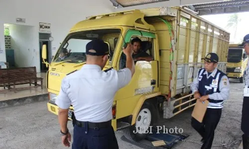 RAZIA TONASE : Lebihi Tonase, Muatan Truk Diturunkan Paksa