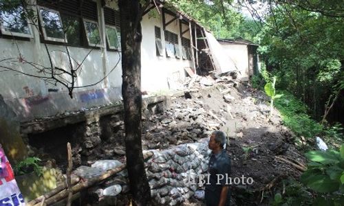 LONGSOR KLATEN : Bangunan Sekolah ini Nyaris Hanyut ke Sungai