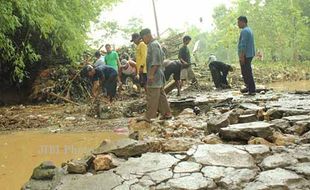 BANJIR DI GUNUNGKIDUL : Akses Jalan Winong-Besari Terputus