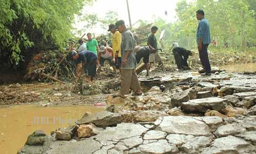 BANJIR DI GUNUNGKIDUL : Akses Jalan Winong-Besari Terputus