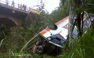 BUS MASUK JURANG: Pengemudi Jadi Tersangka