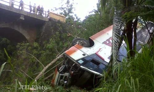 BUS MASUK JURANG : Badan Bus Terbalik