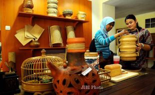 FOTO PAMERAN KERAJINAN : Potensi Kerajinan Jabar