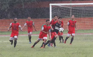 PIALA WALI KOTA SOLO : Massa Melawan Thor