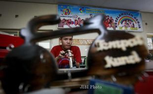 FOTO KETRAMPILAN : Menyelesaikan Pembuatan Tempat Gantungan Kunci