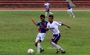 FOTO PIALA KRAMAYUDHA : Berebut Bola