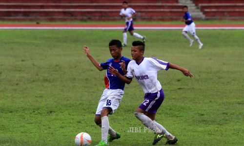 FOTO PIALA KRAMAYUDHA : Berebut Bola