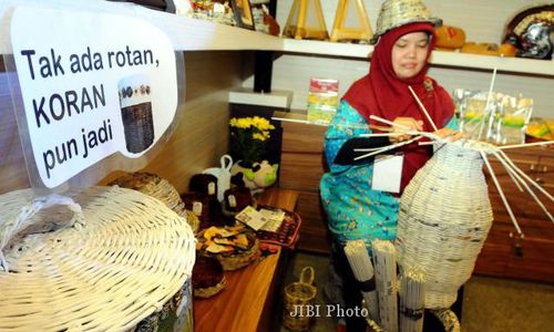 FOTO PEKAN KERAJINAN JAWA BARAT : Memanfaatkan Kertas Koran Bekas