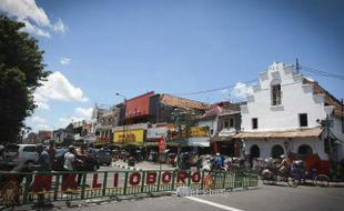 FOTO PAGAR MALIOBORO : Memasang Pagar Pembatas