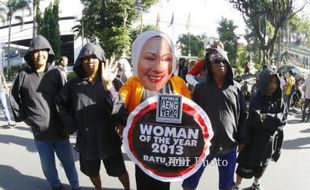 FOTO TOPENG RATU ATUT : Ratu Atut Jadi Woman of The Year