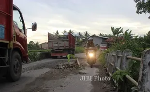 Berlubang, Jembatan di Klaten Ini Bergoyang Saat Dilewati Truk