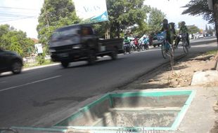 Ada Lubang Menganga di Depan PG Colomadu