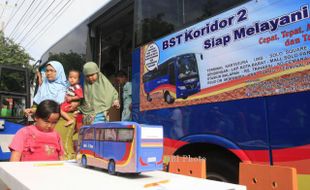 MENGAMATI REPLIKA BUS BST