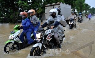 PURWOREJO BANJIR : Kendaraan Tertahan Macet di Butuh Sampai 8 Jam 