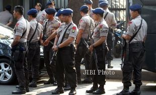 JELANG LEBARAN 2014 : 200 Personel Brimob Siap Kawal Penumpang Kereta Api