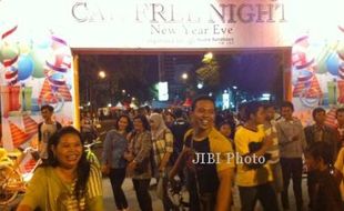 TAHUN BARU 2014 : Warga Surabaya Padati Area Car Free Night sejak Siang