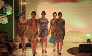 SANUR VILLAGE FESTIVAL 2014 : Sandal Batik Solo Dilirik Wisatawan Asing