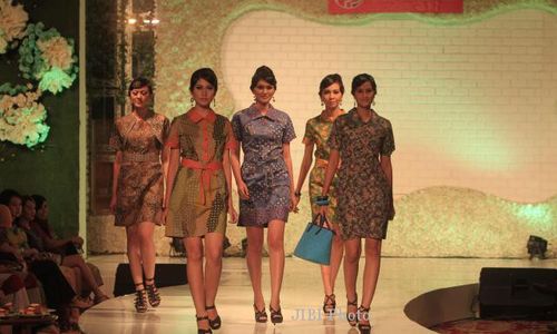 SANUR VILLAGE FESTIVAL 2014 : Sandal Batik Solo Dilirik Wisatawan Asing