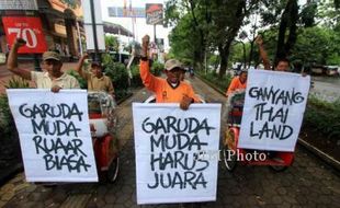 FOTO AKSI SIMPATIK : Timnas Didukung Pengemudi Becak