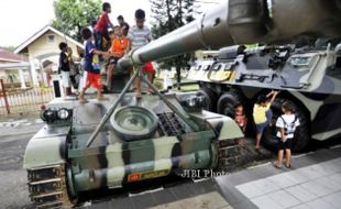 FOTO ALUTSISTA TNI AD : Tank Dipamerkan, Anak-Anak Senang