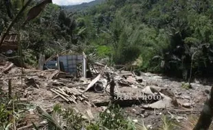 BENCANA LONGSOR : Tanah Longsor di Kudus Tewaskan 12 Orang