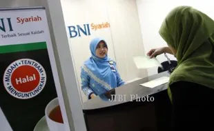 FOTO BNI SYARIAH : Teller BNI Syariah Layani Nasabah