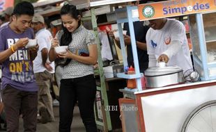 FOTO FESTIVAL BAKSO : Rakyat Nikmati Bakso Gratis