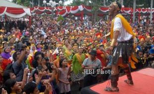 FOTO GOYANG CAESAR : Cesar Peringati Hari Ibu di Surabaya