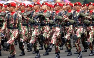 FOTO HARI JUANG KARTIKA : Kopassus Turut Berdefile