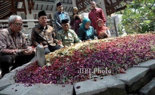 FOTO HAUL GUS DUR : Menpera Ziarahi Makam Gus Dur