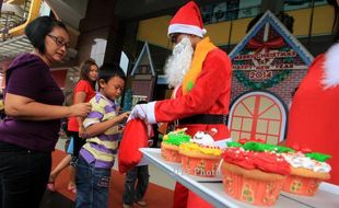 FOTO NATAL 2013 : Pengelola Mal Bagikan Permen