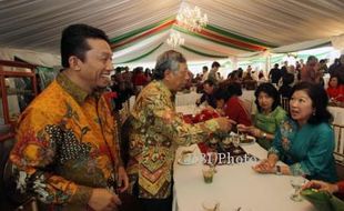 FOTO NATAL 2013 : Tifatul Beri Selamat Natal Mari