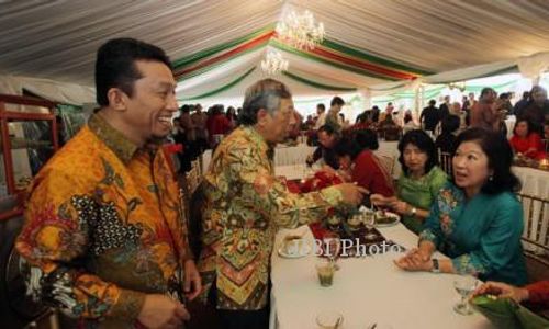 FOTO NATAL 2013 : Tifatul Beri Selamat Natal Mari