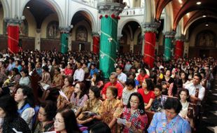 FOTO NATAL 2013 : Umat Padati Katedral Jakarta