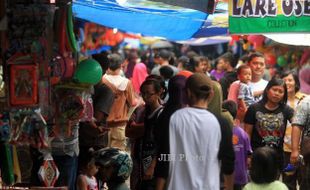 FOTO SEKATEN : Pengunjung Padati Alun-Alun