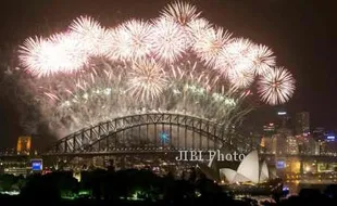 FOTO TAHUN BARU 2014 : Kembang Api Hiasi Angkasa Sydney