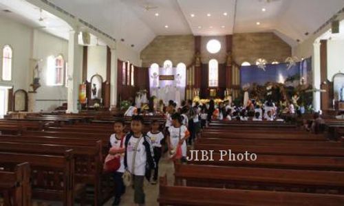 FOTO WISATA EDUKASI : Siswa Diajak Masuk Gereja