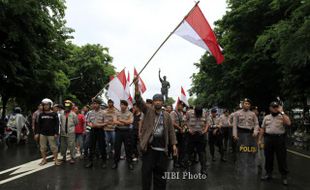 FOTO DEMO : Mengibarkan Bendera Merah Putih