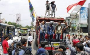 HARI ANTIKORUPSI : MAHASISWA BLOKADE JALUR PANTURA