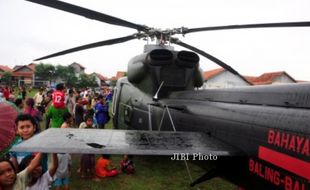 HELIKOPTER TNI AD MENDARAT DARURAT