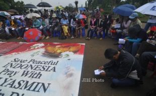 JEMAAT 2 GEREJA BERDOA DI DEPAN ISTANA