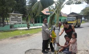 JALAN RUSAK KARANGANYAR : Jalan Bolon-Klegen Rusak, Warga Tanam Pisang