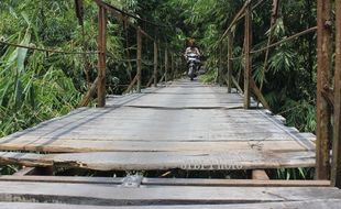 JEMBATAN RUSAK : Tunggu Kemarau, Jembatan Jerukan Dibangun Maret