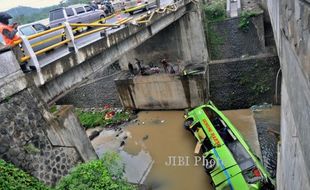 FOTO KECELAKAAN BUS : Kondisi Bus Gunung Harta 