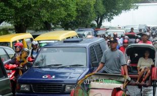 SOLO MACET :  Lolos Supit Urang Butuh 30 Menit