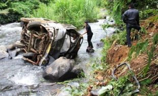 MINIBUS MASUK SUNGAI, 1 TEWAS