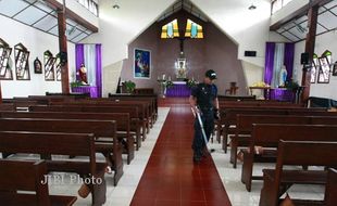 PENGAMANAN GEREJA MENJELANG NATAL 