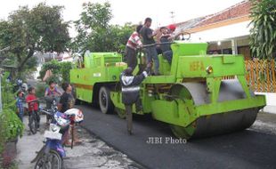 FOTO JURNALISME WARGA : Setoom Mogok, Peneumatic Roller Mambantu