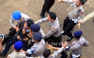 HARI ANTIKORUPSI : POLISI TANGKAPI DEMONSTRAN ANTIKORUPSI