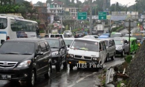 NYEPI 2014 : Jalur Puncak Macet Hingga 15 Kilometer   